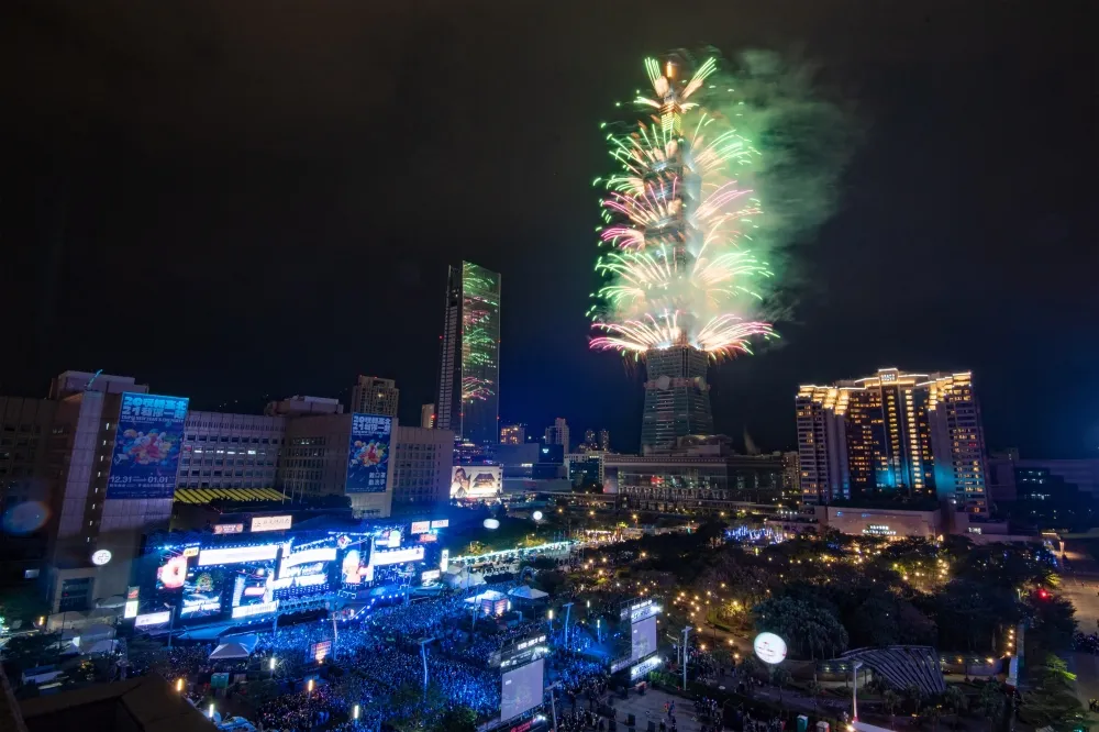 【跨年圖輯】台北101首放360度無死角輪狀煙火　豪射1.6萬發迎新年