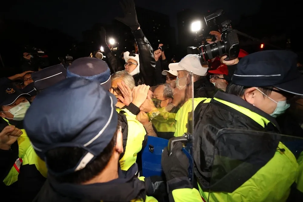 反萊豬團體衝府前升旗會場　與警方發生對峙推擠