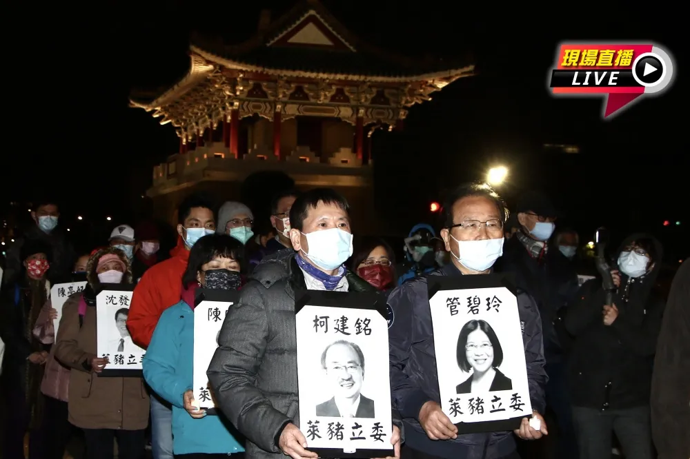 【直播】反毒豬聯盟夜衝凱道　怒燒「萊委」照片抗議