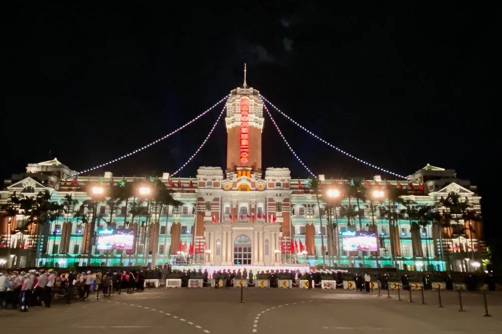 【圖多多】元旦升旗表演團體熱力演出　巨幅國旗象徵「台灣被世界看見」