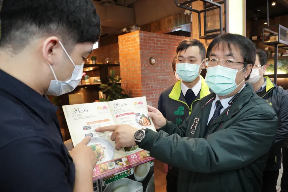 黃偉哲視察台南賣場國產肉品 強調無法接受業者趁機哄抬物價