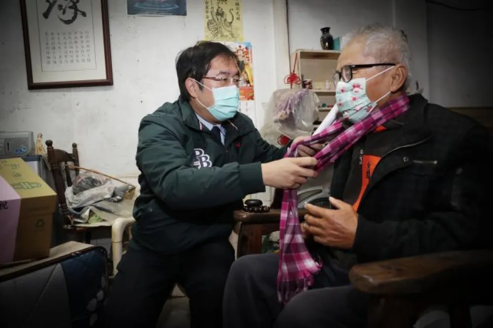黃偉哲寒冬送暖 南市社會局全面啟動獨老關懷服務