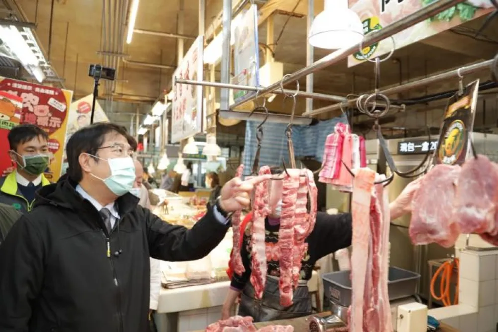 黃偉哲視察市場食品攤商標示 向市民宣示「標示明確 安心消費」