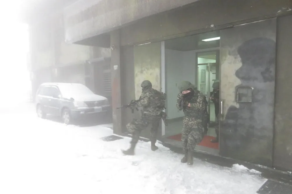 【極地特訓】海軍官兵在高山駐防　雪中持槍實施營安演練