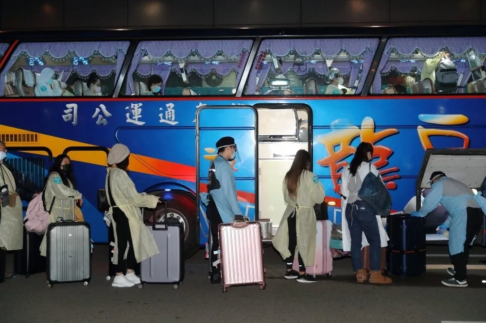 英國返台班機111人解除隔離　須自主健康管理7天