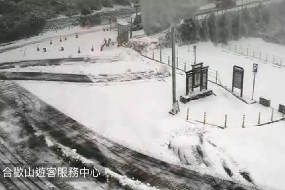【下雪ing】入冬第3波寒流報到　合歡山再披白毯