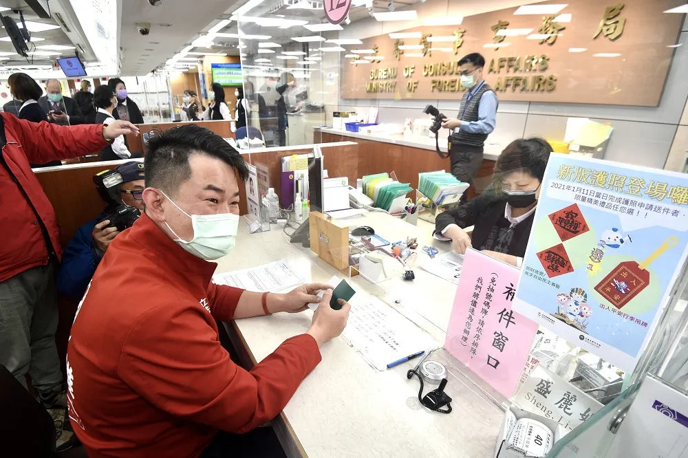 搶頭香申請「台灣大大的」護照　陳柏惟：當選周年給國人的小禮物