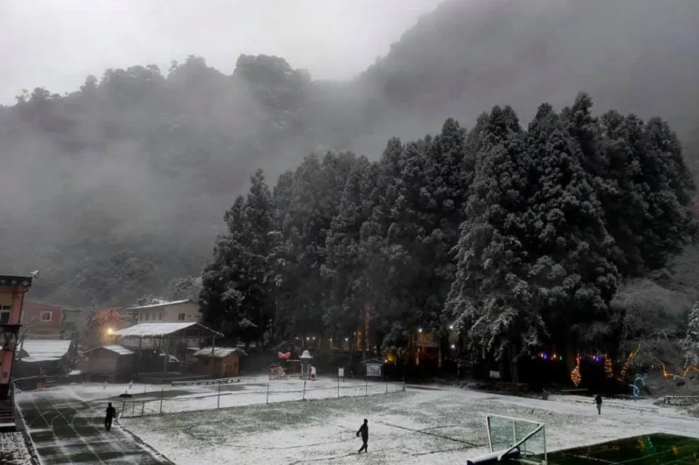新竹縣尖石鄉後山降雪　新光、秀巒、玉峰國小停班課一天