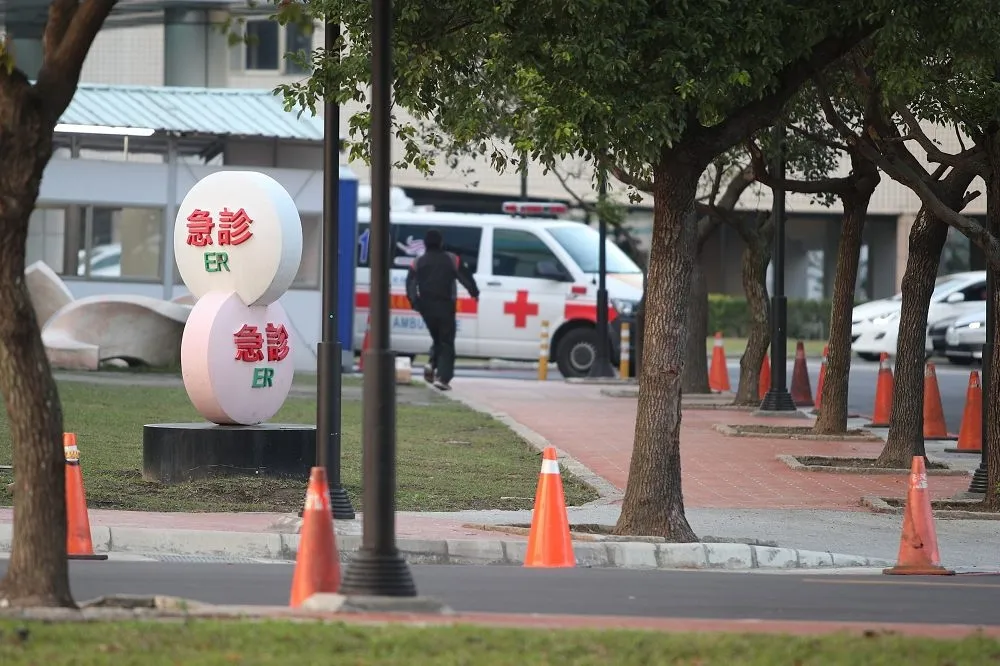 台首例醫師因公染新冠可補償35萬　若嚴重插管將再加