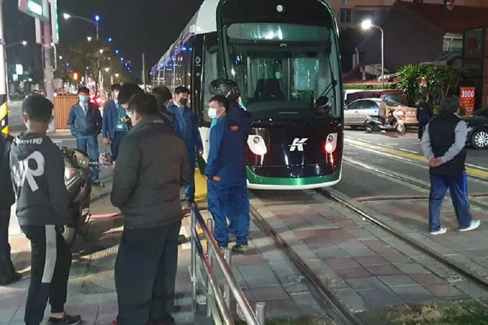 高雄輕軌通車第2天就傳事故　遭雙載機車撞擊　