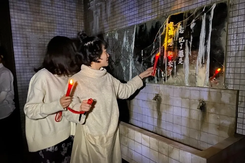 【有片】「返校實境體驗展」4/6 前於高雄駁二展開　韓寧、李玲葦重返翠華中學嚇到濕身