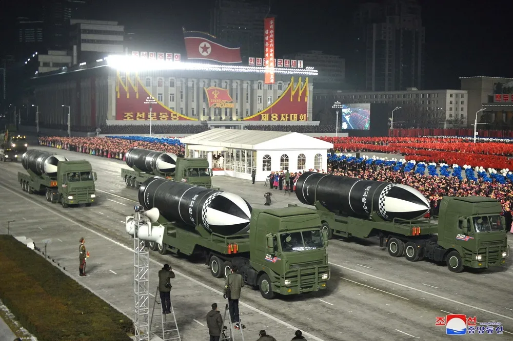 【向拜登嗆聲】金正恩閱兵展示新型飛彈　北韓：世界上最強大的武器