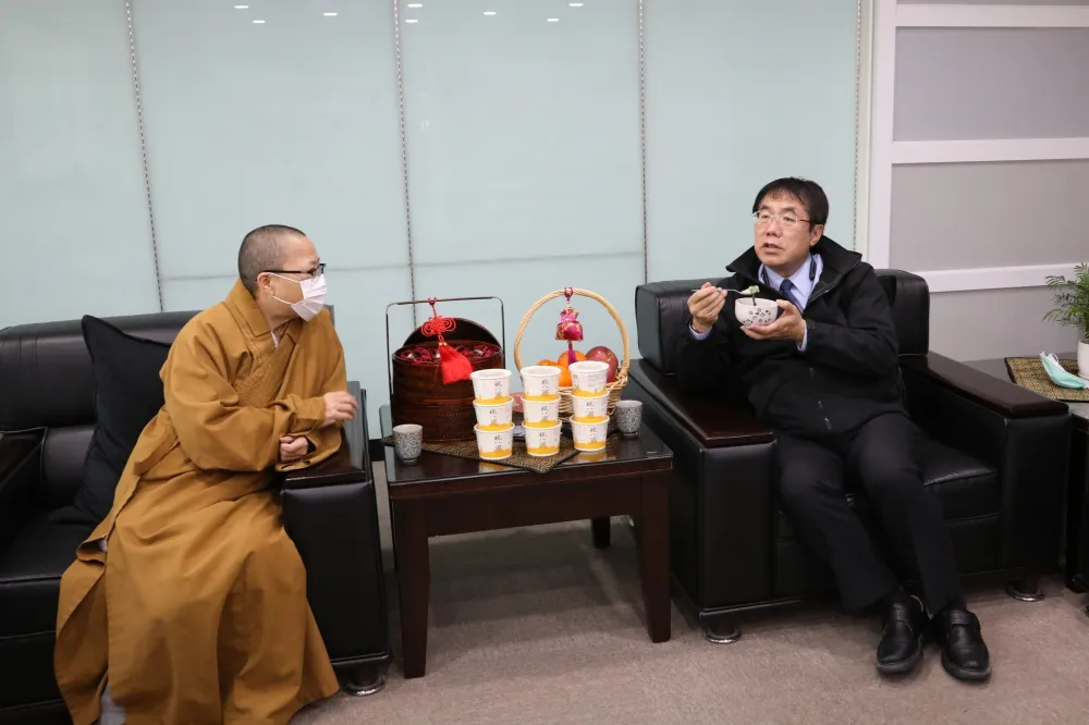 佛光山南台別院施臘八粥 黃偉哲盼佛陀慈悲助台灣早渡疫情
