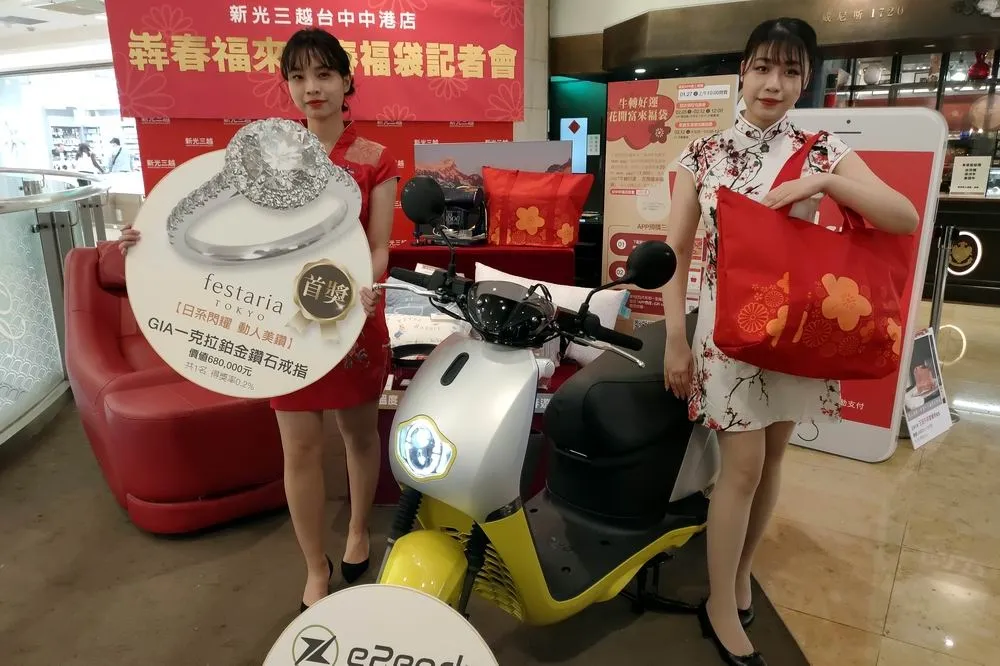 台中各大百貨推限量福袋　預購秒殺超搶手