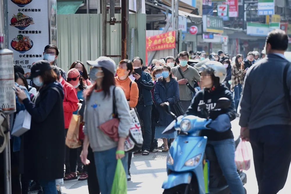 【部桃匡列5千人】防疫保單下午5點停賣　民眾瘋狂排隊搶搭末班車