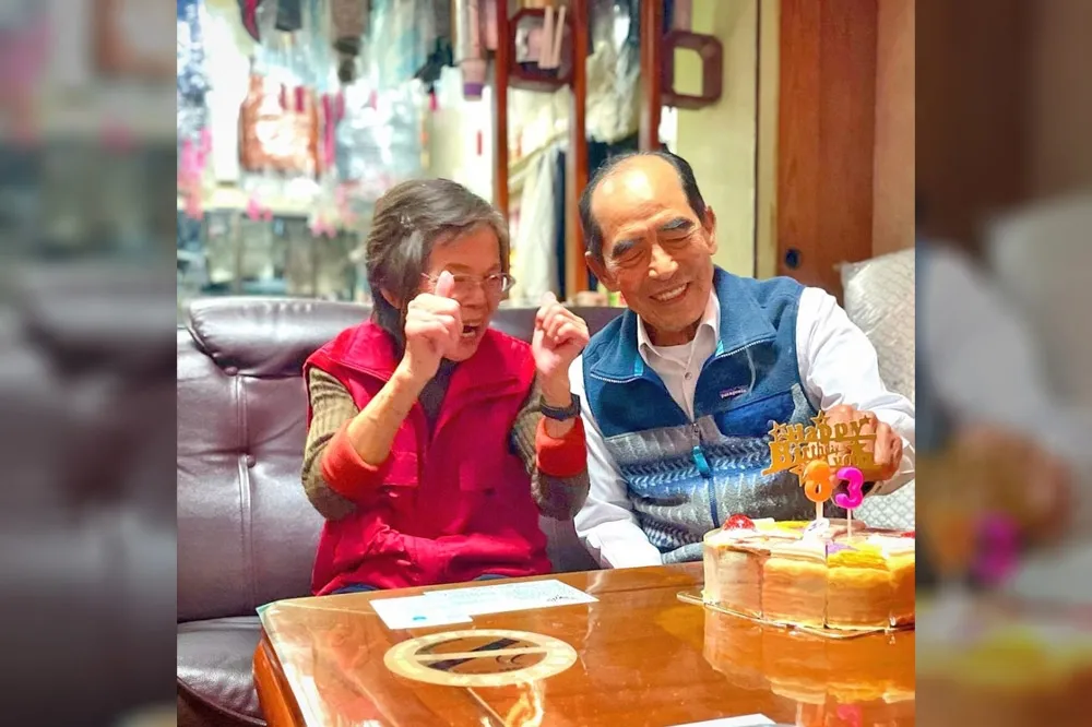 【紅到國外】「萬秀洗衣店」阿公萬吉84歲生日　全球粉絲湧入祝福留言