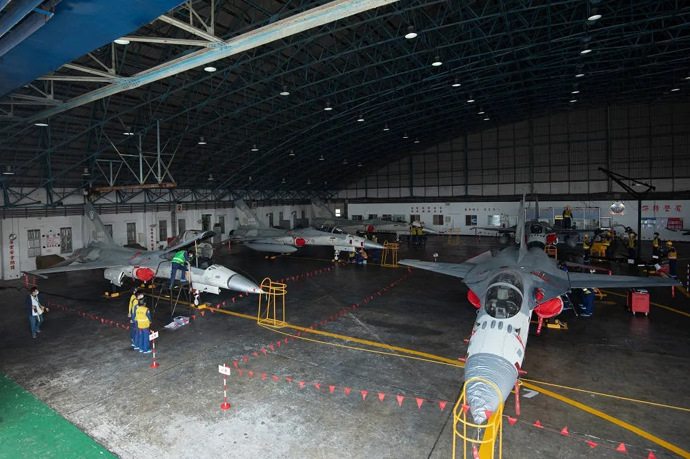 【圖輯】展現空軍反制關鍵武器　「萬劍彈」潛力掛載演練首曝光