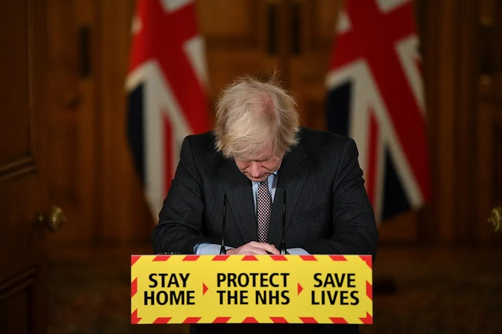 【新冠肺炎】英國死亡人數破10萬　首相強森表示為所有決策負起責任