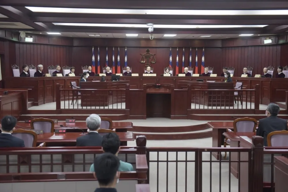 大法官的進退懲獎與總統的關愛眼神