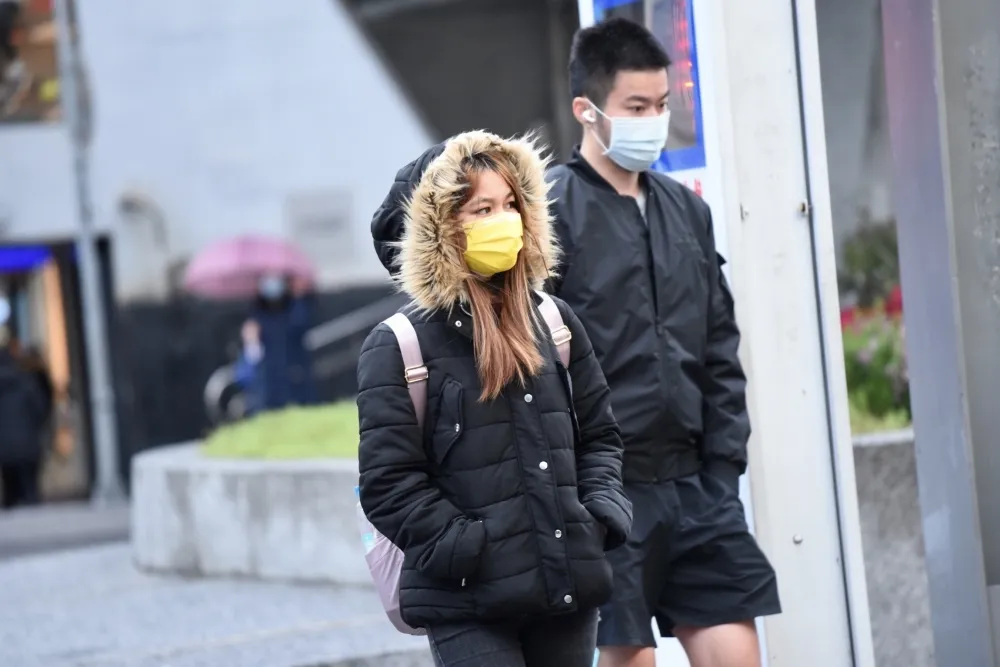 寒流來襲低溫探7度　東北風夾帶空污「南部灰濛濛」　
