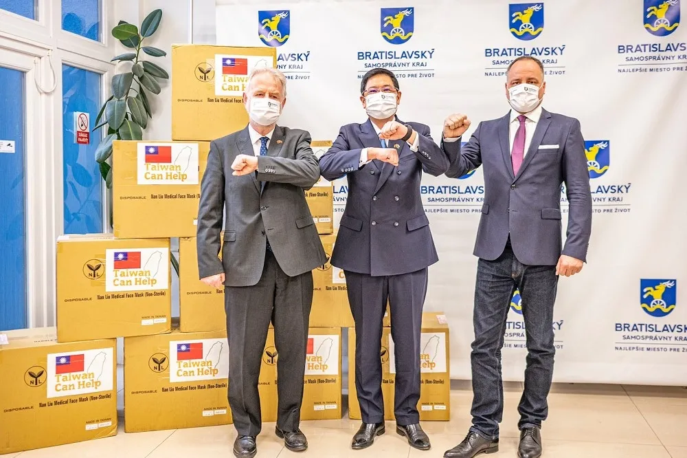 30萬片口罩運抵斯洛伐克　陳其邁盼高雄攜手國際共同抗疫