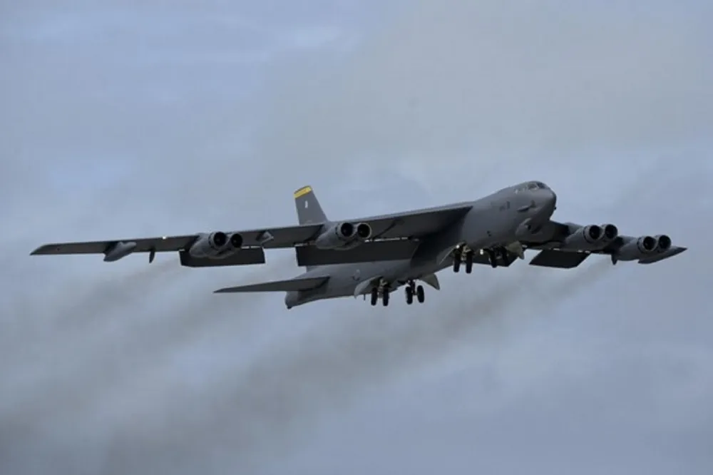羅斯福號航母戰鬥群才走　B-52轟炸機部署關島刻意繞行南海