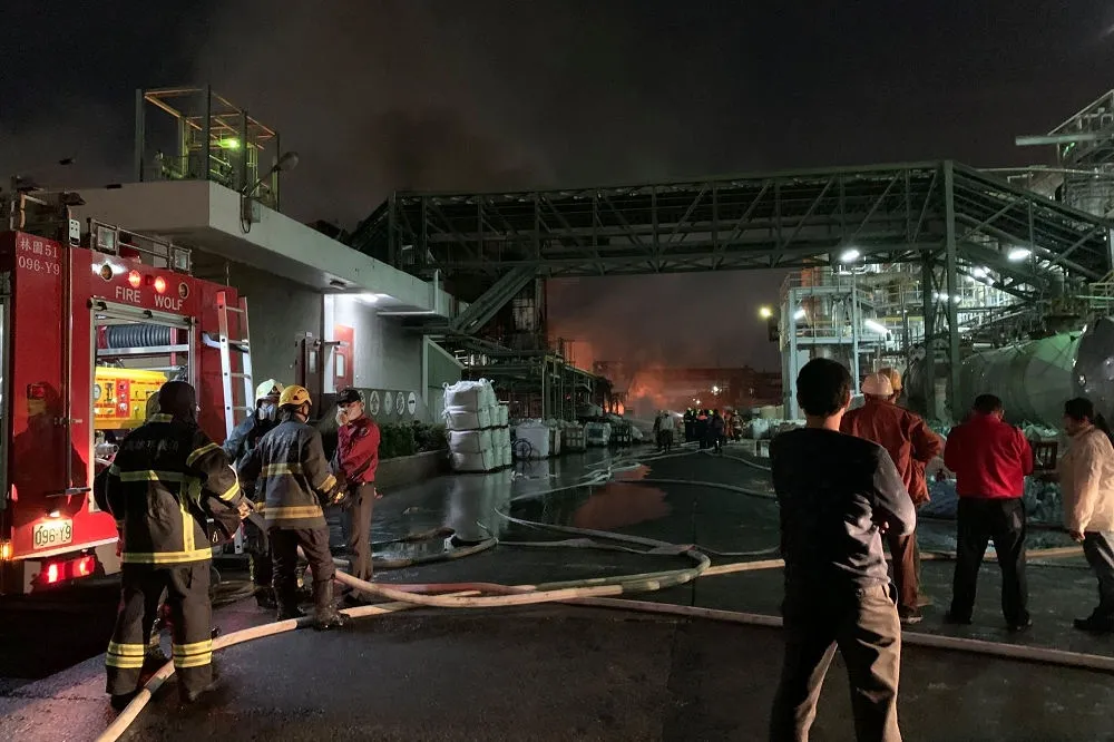 聯成化工林園廠大火連燒近10小時　陳其邁：已依法開罰500萬