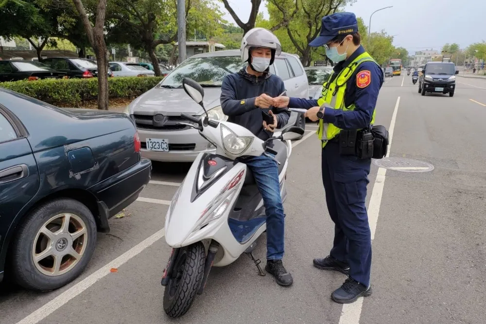 【防疫現矛盾】基層警檢疫糾察爆量　春安竟加碼酒測「群聚宣導」拼績效