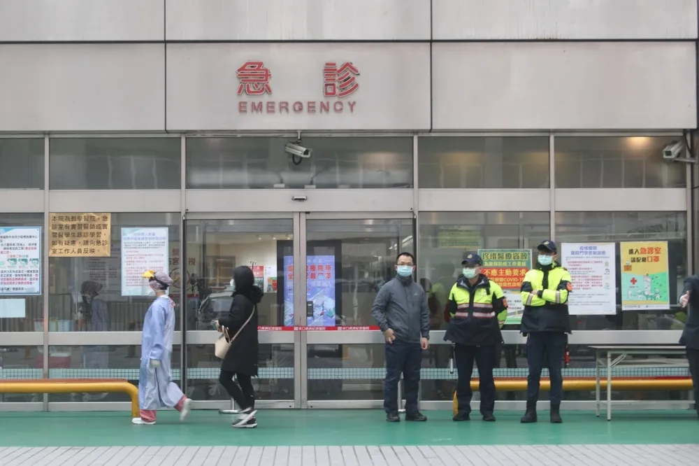 【六都忙翻】基層警怨無執勤防疫計畫　「零戰備」訪醫院曝風險