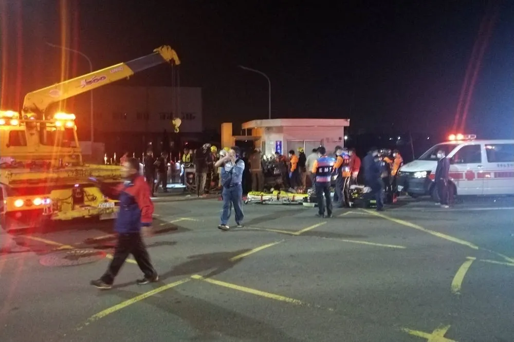 【3對情侶自撞全亡】其中3人原為慈明高中學生　父母不知出遊