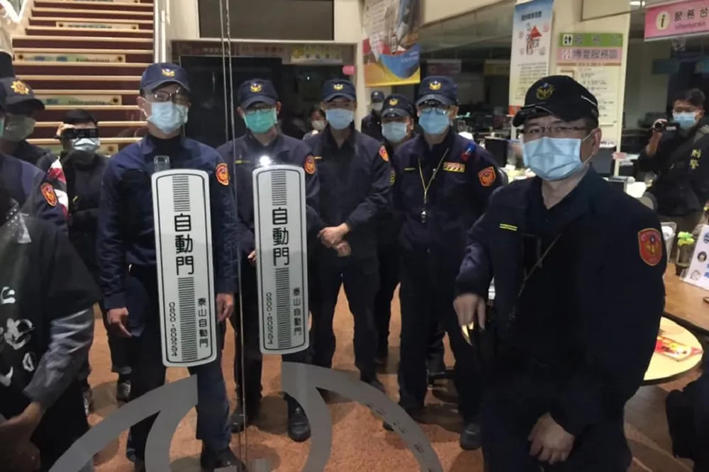 14人到台中地政局抗議土地重劃　警方關大門不給政大地政系教授送便當