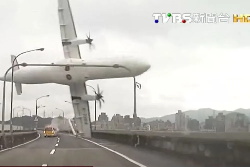 復興空難唯一倖存空姐黃敬雅　6年首談:就像用破洞吸管，一口完整空氣都吸不上