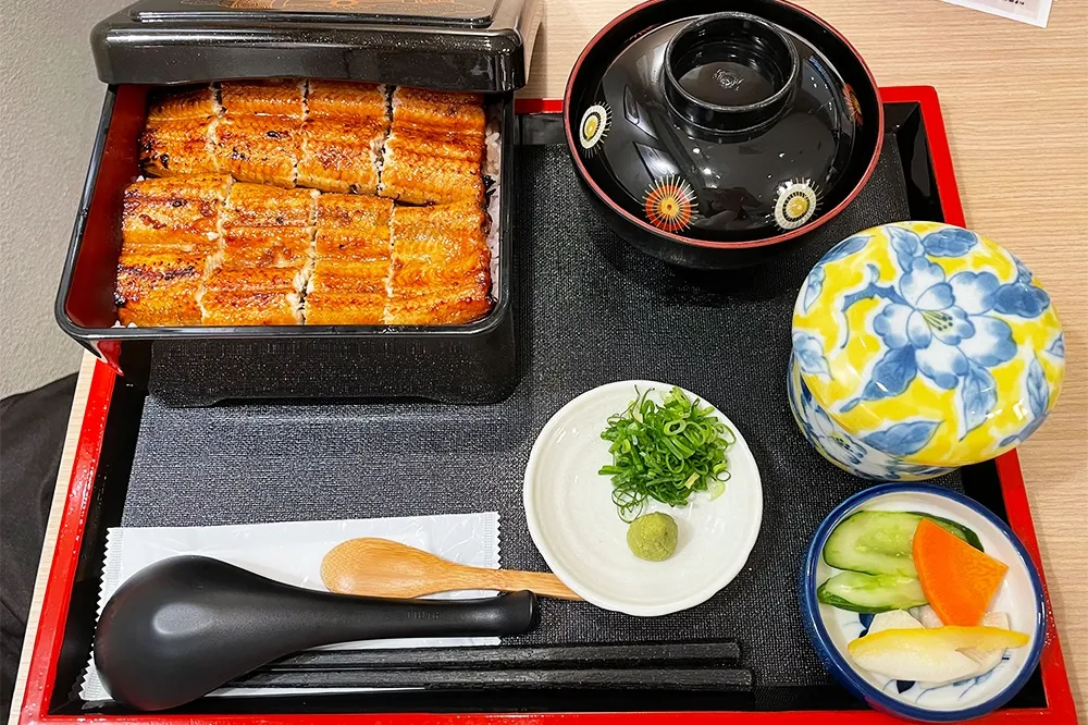 【影片】百年歷史日本料理再推新品牌！「鰻魚三角」進駐微風台北車站　