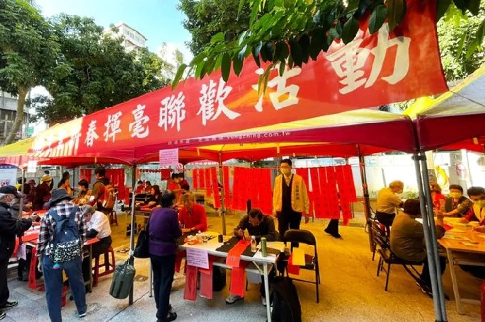 迎接金牛年！永慶房屋和里民揮毫潑墨喜迎春