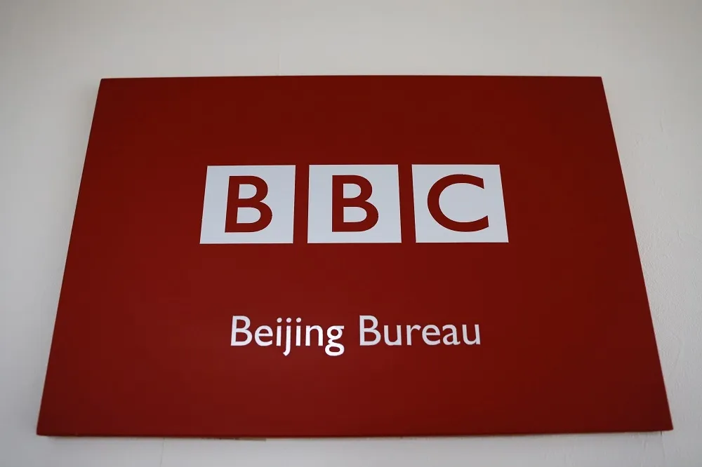 因新疆「再教育營」存在系統強姦和虐待報導　中國下令全面禁播BBC