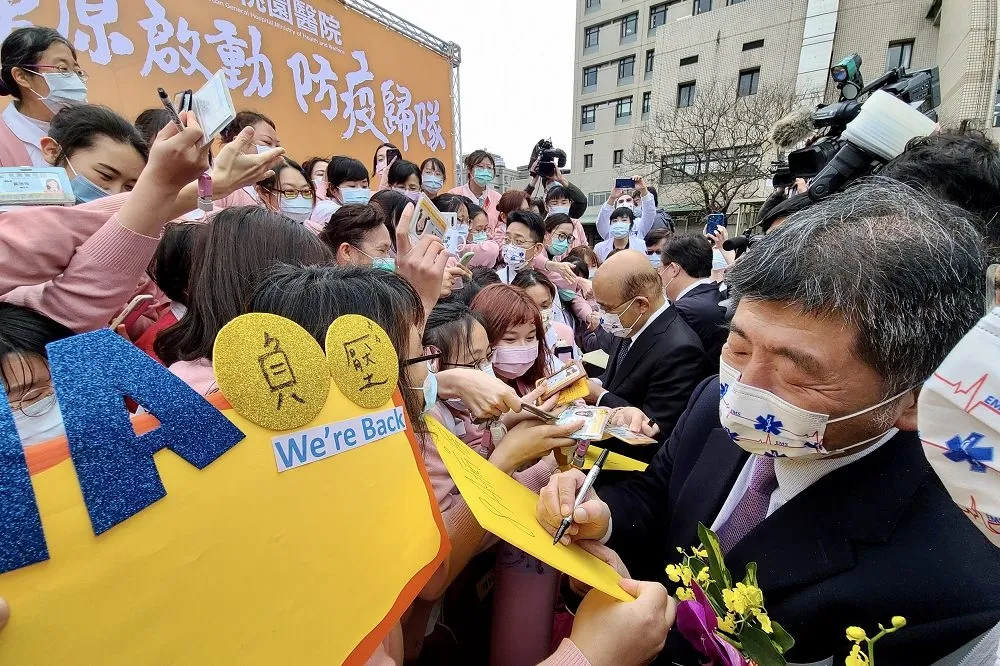 部桃群聚事件40天後重啟　數百醫護雀躍歡呼賀勝仗