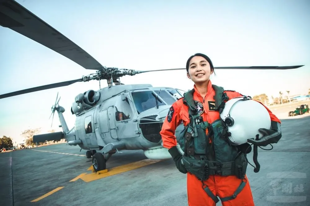 海軍首位反潛女飛官亮相　已換裝完訓正式加入戰備任務