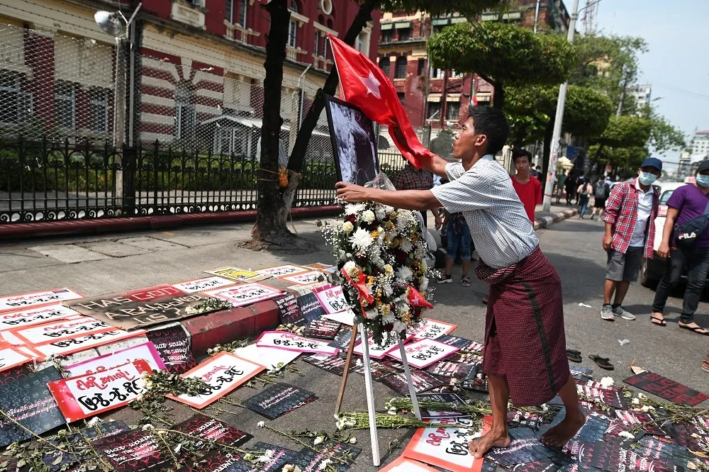【緬甸政變】首位女示威者頭部中彈身亡　各國接連制裁、要求恢復民選政府