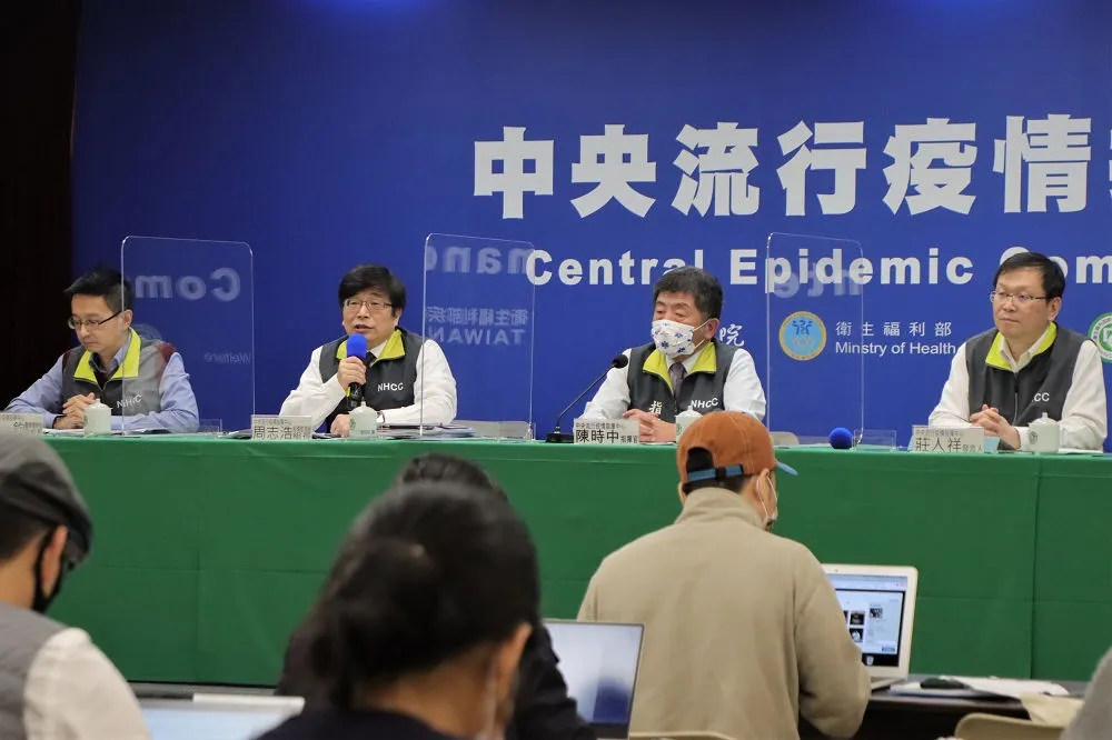 秋冬防疫專案月底到期　台鐵高鐵是否放寬飲食下周公布