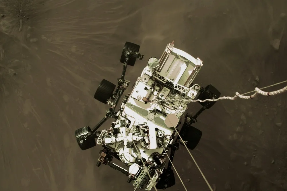 美國「毅力號」回傳首張彩圖　最快二月底開始在火星趴趴走