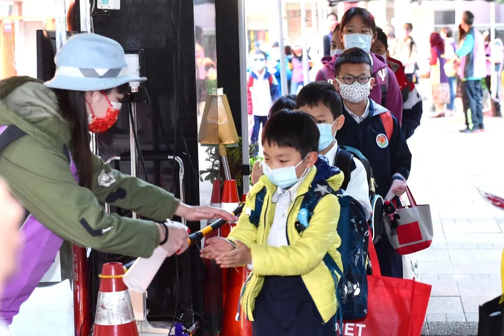【防疫大作戰】國高中小學22日開學　教育局：2周內入校師生皆須量體溫