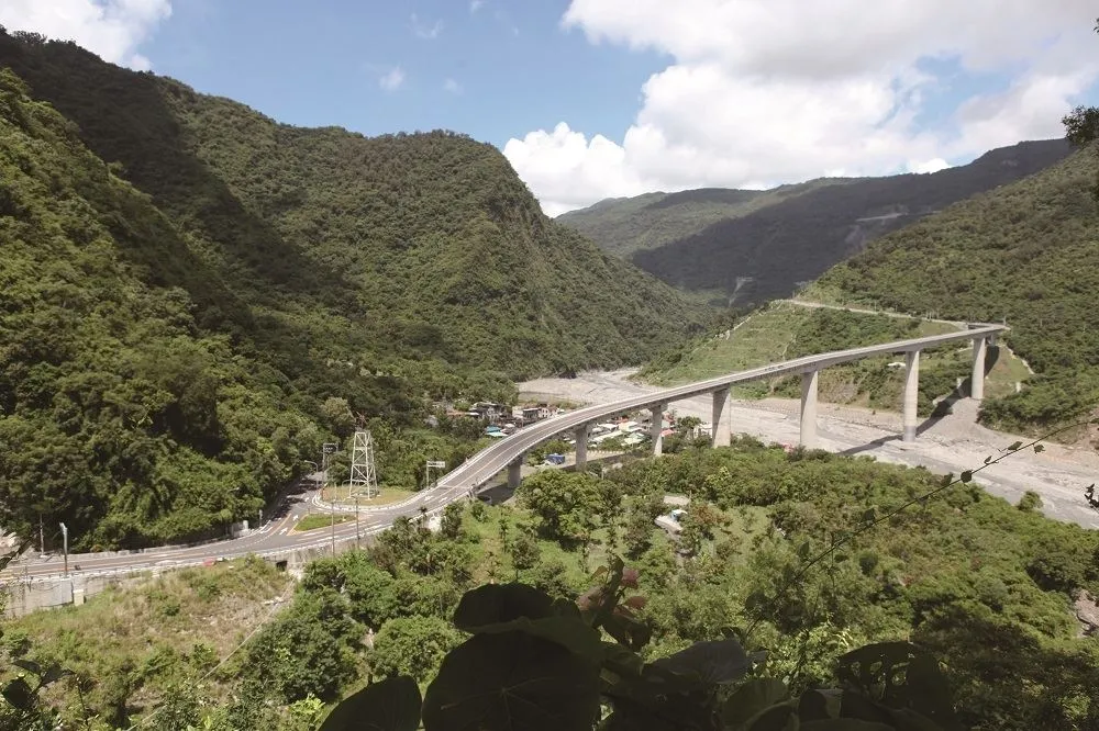 全台最高霧台谷川大橋驚傳意外　6旬單車騎士墜99米慘死