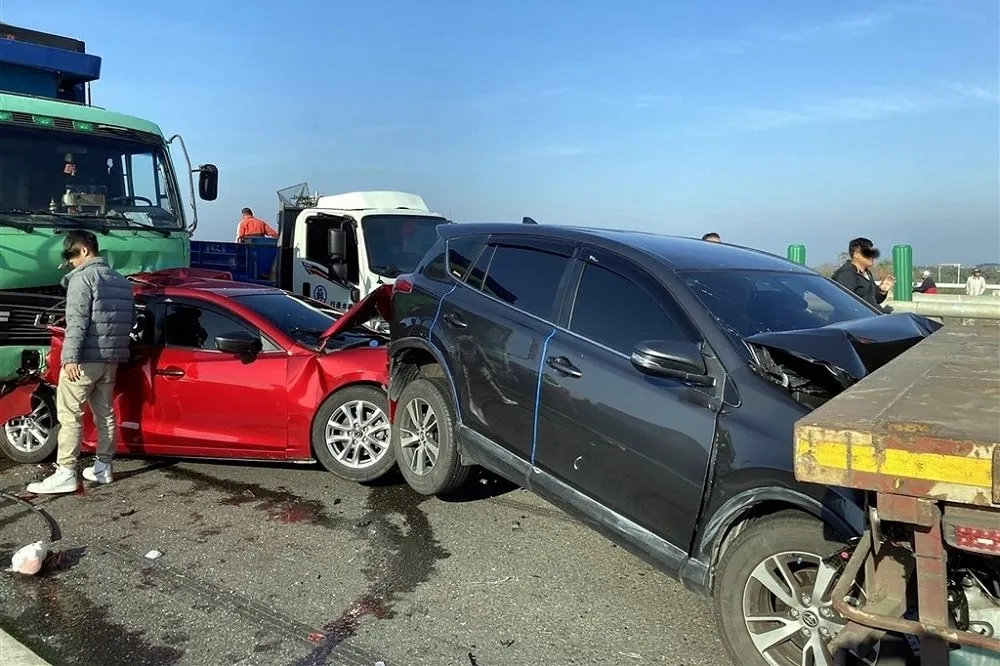 台61線20車連環撞釀2死　交通部擬1年內增設16座濃霧偵測器