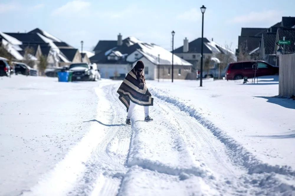 美德州非裔高中生大雪打工回家　路上突然遭上銬帶走