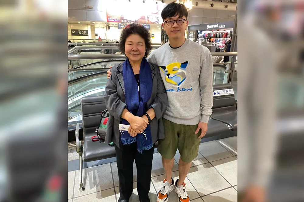焦糖哥哥秀陳菊「脫口罩」高鐵站合照　藍營酸：陳時中應該不敢罰吧？