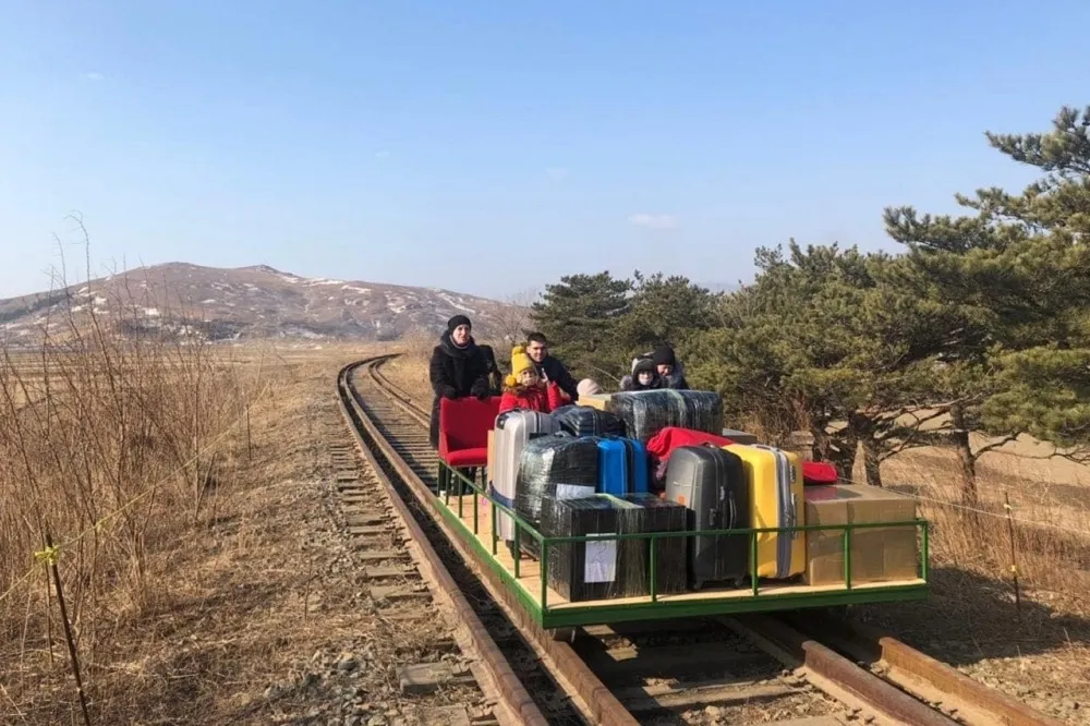 北韓邊境防疫鎖國　俄羅斯外交官被迫手推台車回國