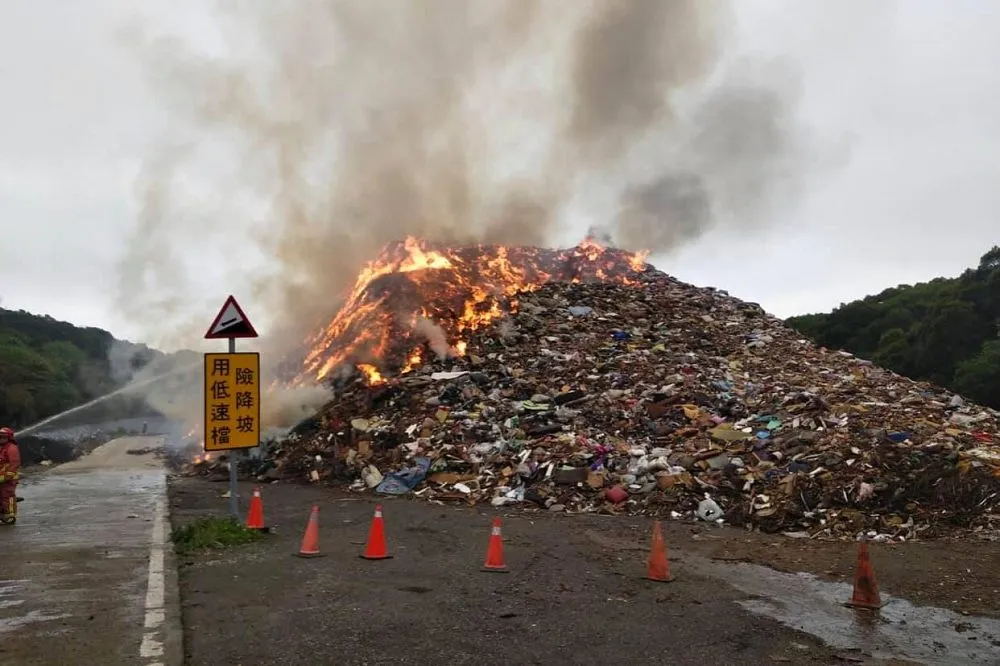 【惡臭飄散】八里掩埋場大火延燒逾30小時　消防局籲「緊閉窗戶」