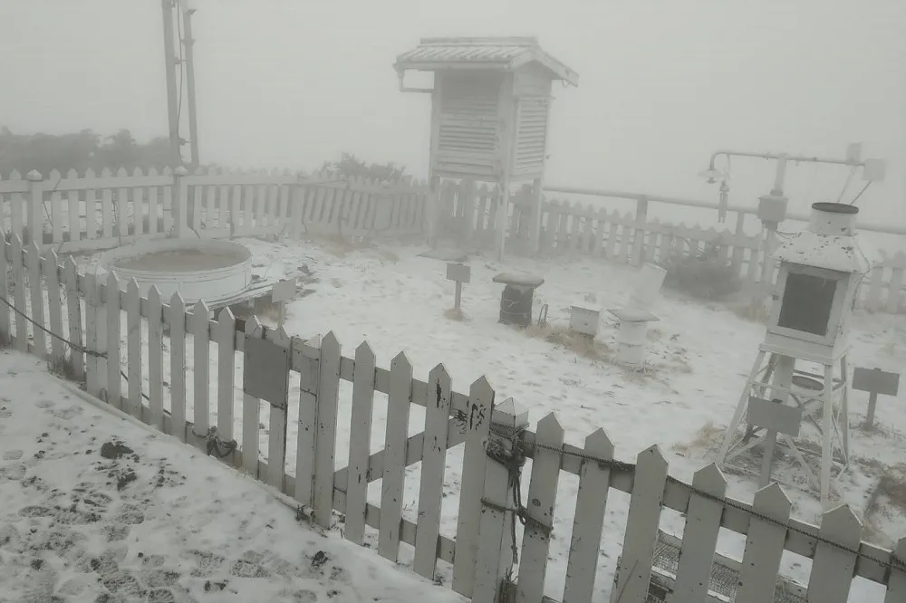 玉山清晨飄下3月瑞雪　持續下1小時積雪3公分
