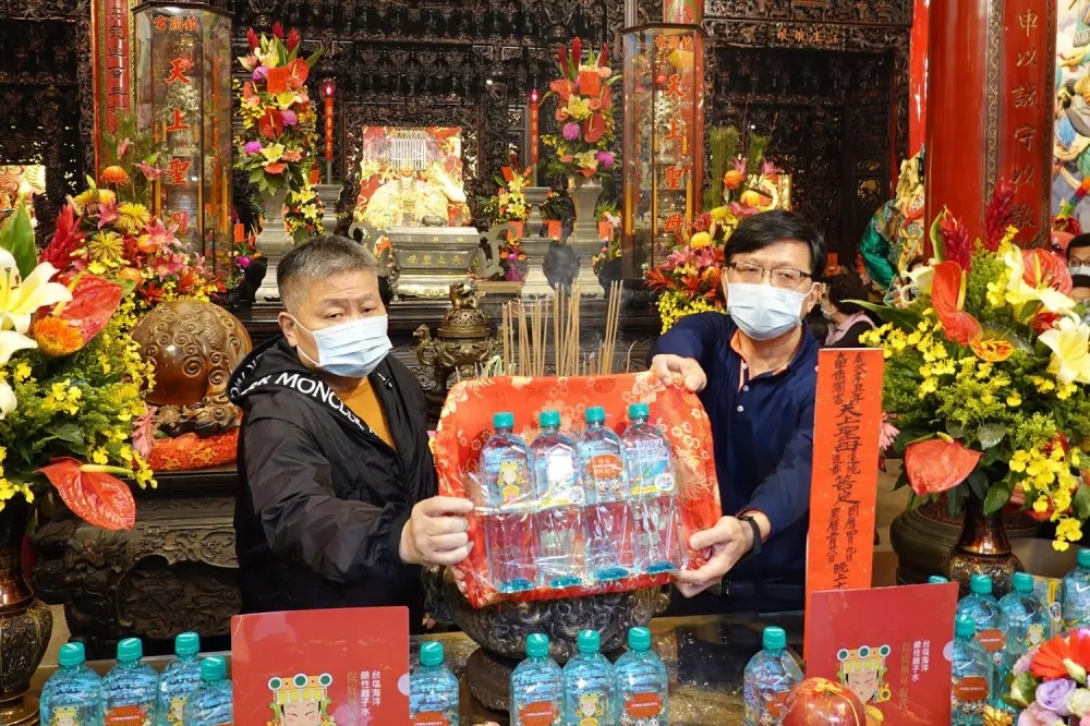 台鹽捐萬瓶海洋鹼性離子水　傳遞平安與祈福