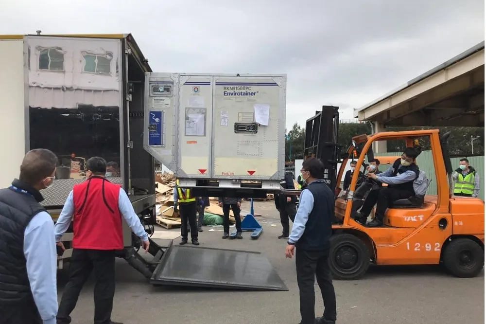 【首批AZ疫苗抵台】確保疫苗運送冷鏈不斷鏈　林佳龍：感謝交通防疫國家隊